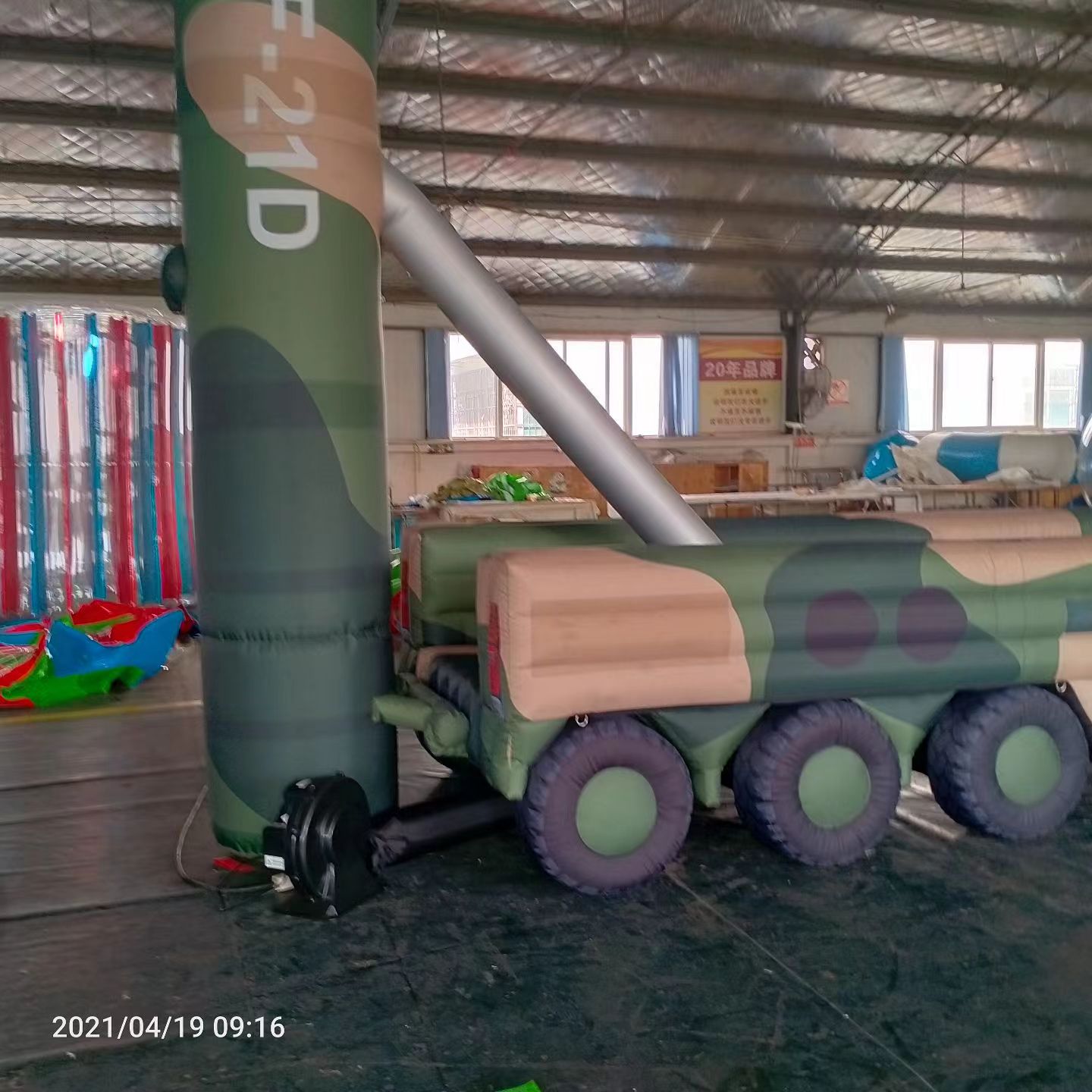 阳曲军事演习中的充气目标车辆：模拟发射车雷达车坦克飞机